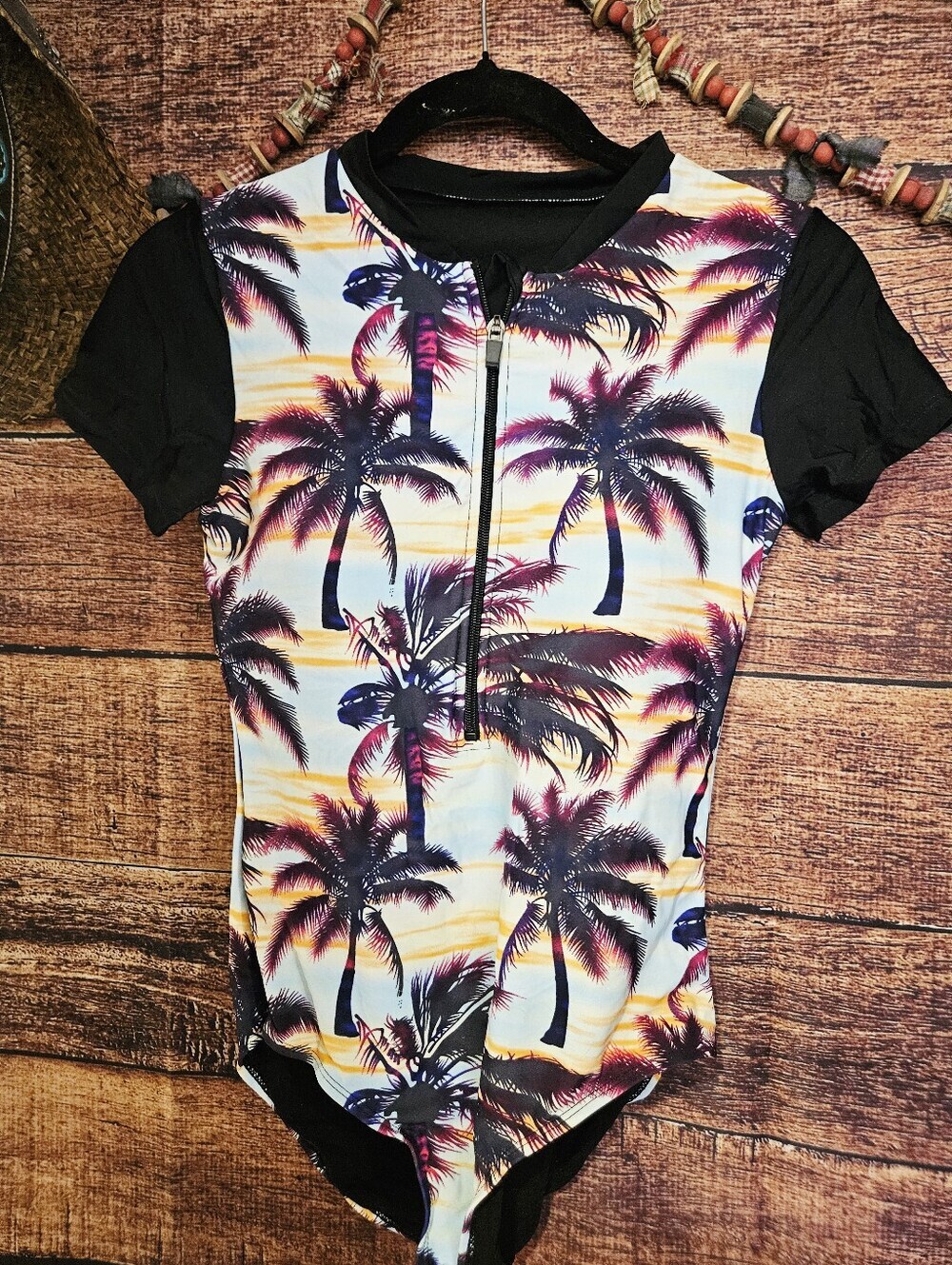 NWOT SWIM & SURF SHORT SLEEVE ZIP FRONT BODY SUIT! MEDIUM🌴🌴